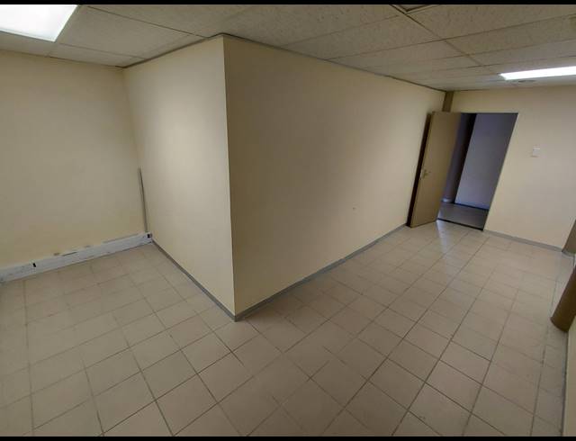 202M² OFFICE TO LET IN FOURWAYS
